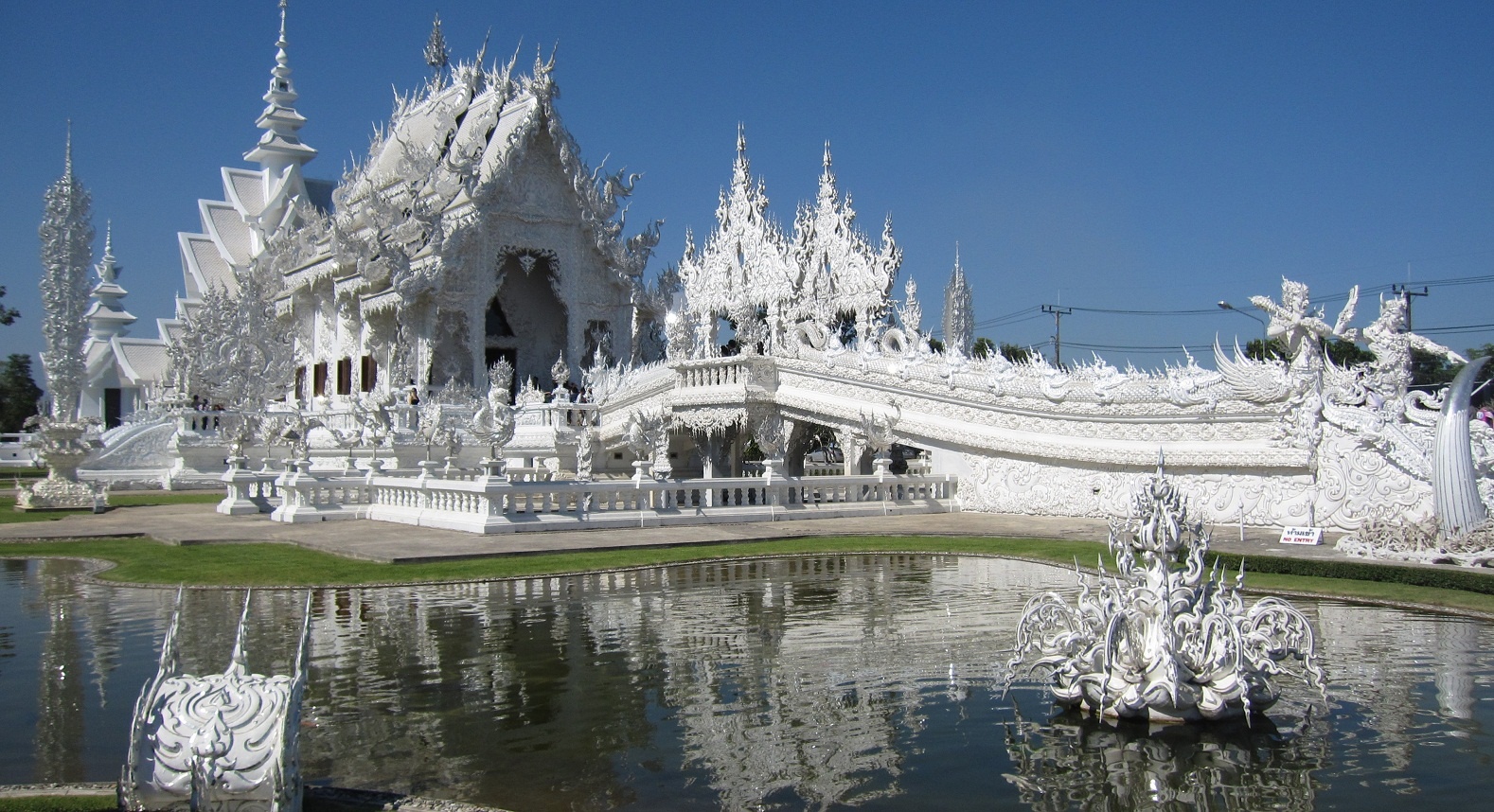 Wat Rong Khun (Chiang Rai, Thái Lan): Ngôi đền nổi tiếng của Chiang Rai có vẻ đẹp vừa lạ lùng, vừa đáng sợ. Màu trắng nổi bật và những chi tiết tinh xảo khiến Wat Rong Khun được nhiều du khách tìm đến. Sri Ranganathaswamy (Srirangam, Ấn Độ): Ngôi đền này có phần mái được trang trí bằng hàng trăm bức tượng rực rỡ màu sắc.