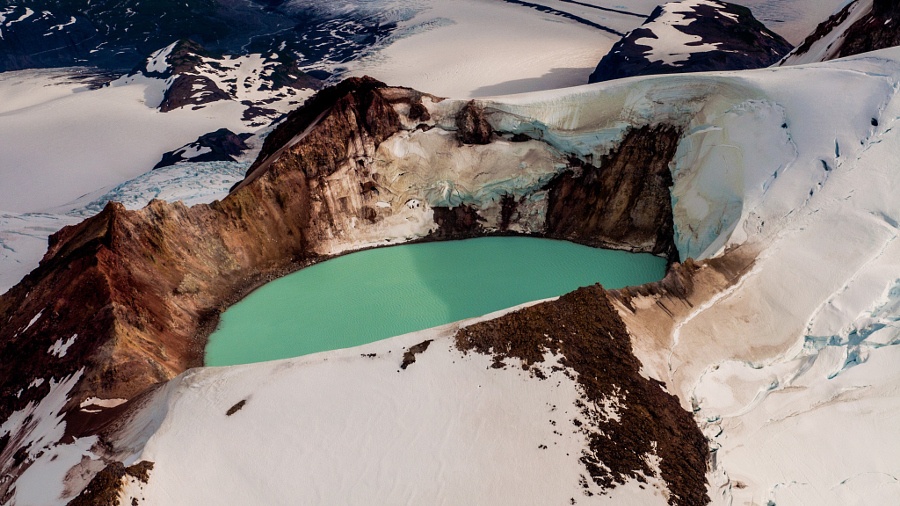 Hồ miệng núi lửa Katmai có màu xanh độc đáo.