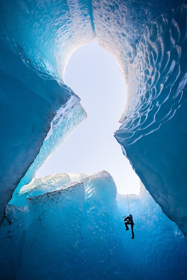Khe nứt trên băng hà là điểm khám phá hoàn hảo.
