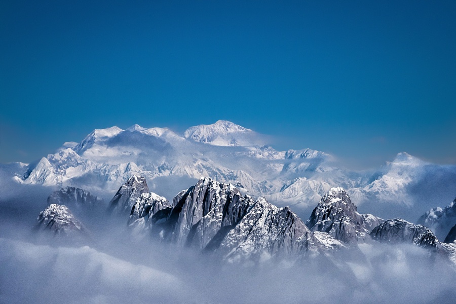Trên chuyến bay từ Unalakleet tới Anchorage, du khách có thể chiêm ngưỡng những dãy núi tuyết phủ của công viên quốc gia Denali.