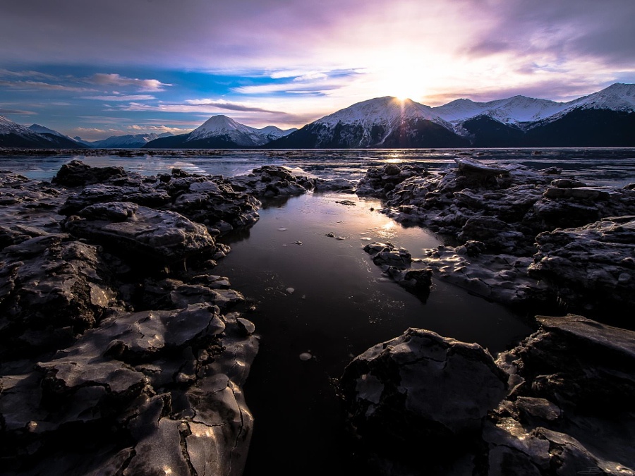 Đường thủy Turnagain Arm dẫn vào vùng tây bắc của vịnh Alaska, nổi tiếng với thời tiết khắc nghiệt và địa hình hiểm trở.