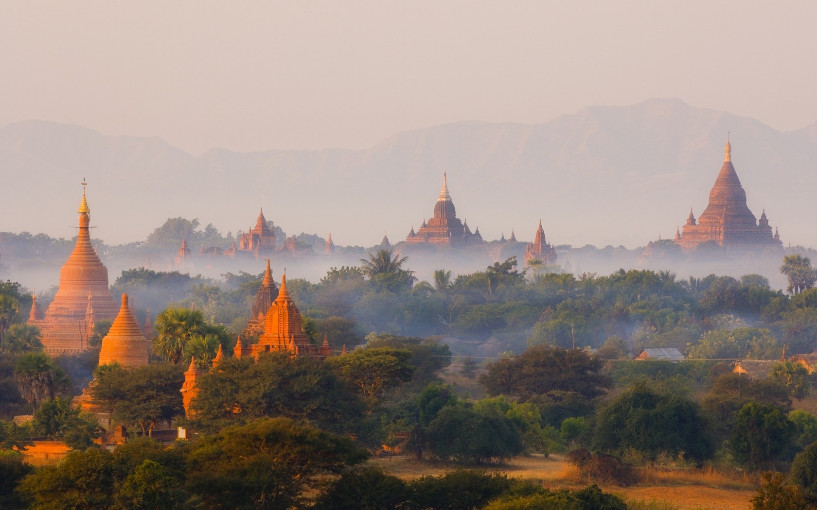 Ngắm bình minh ở Bagan, Myanmar: Cố đô Bagan của Myanmar nổi tiếng với vẻ đẹp thần tiên, với hàng nghìn đền chùa, bảo tháp rải rác khắp vùng, nhô lên giữa cây cối xanh tươi. Khi ánh bình minh lộng lẫy chiếu xuống Bagan, những khinh khí cầu đủ màu sắc lửng lơ trên làn sương mỏng. Du khách sẽ thấy choáng ngợp trước vẻ đẹp tưởng chừng như không có thật của vùng đất này.