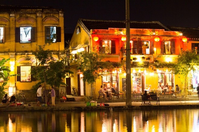 Tham dự lễ hội trăng rằm ở Hội An, Việt Nam: Khi hoàng hôn buông xuống vào đêm 14 âm lịch, Hội An biến thành một thành phố huyền ảo với hàng trăm đèn lồng bọc lụa thắp sáng dọc phố. Du khách và người dân địa phượng thả các đèn hoa đăng rực rỡ sắc màu xuống dòng sông phẳng lặng, tạo không gian lãng mạn như trong cổ tích.