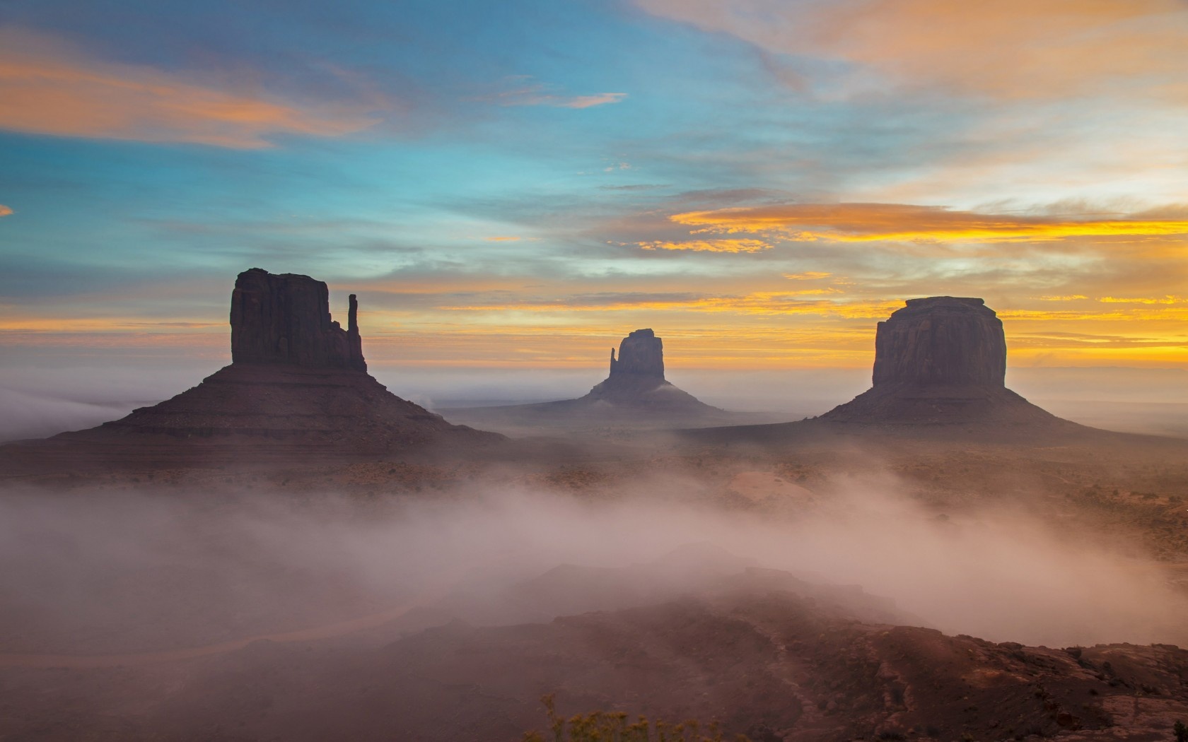 Khám phá thung lũng Monument, Mỹ: Với khung cảnh điển hình của miền Tây hoang dã, sa mạc cát đỏ với những núi đá hùng vĩ, thung lũng Monument là trường quay quen thuộc của nhiều bộ phim Hollywood. Vẻ đẹp hoang sơ của thung lũng hiện ra khác lạ vào buổi bình minh, khi nền trời có màu đỏ cam, phông nền hoàn hảo cho những ngọn sa thạch cao hơn 400 m.