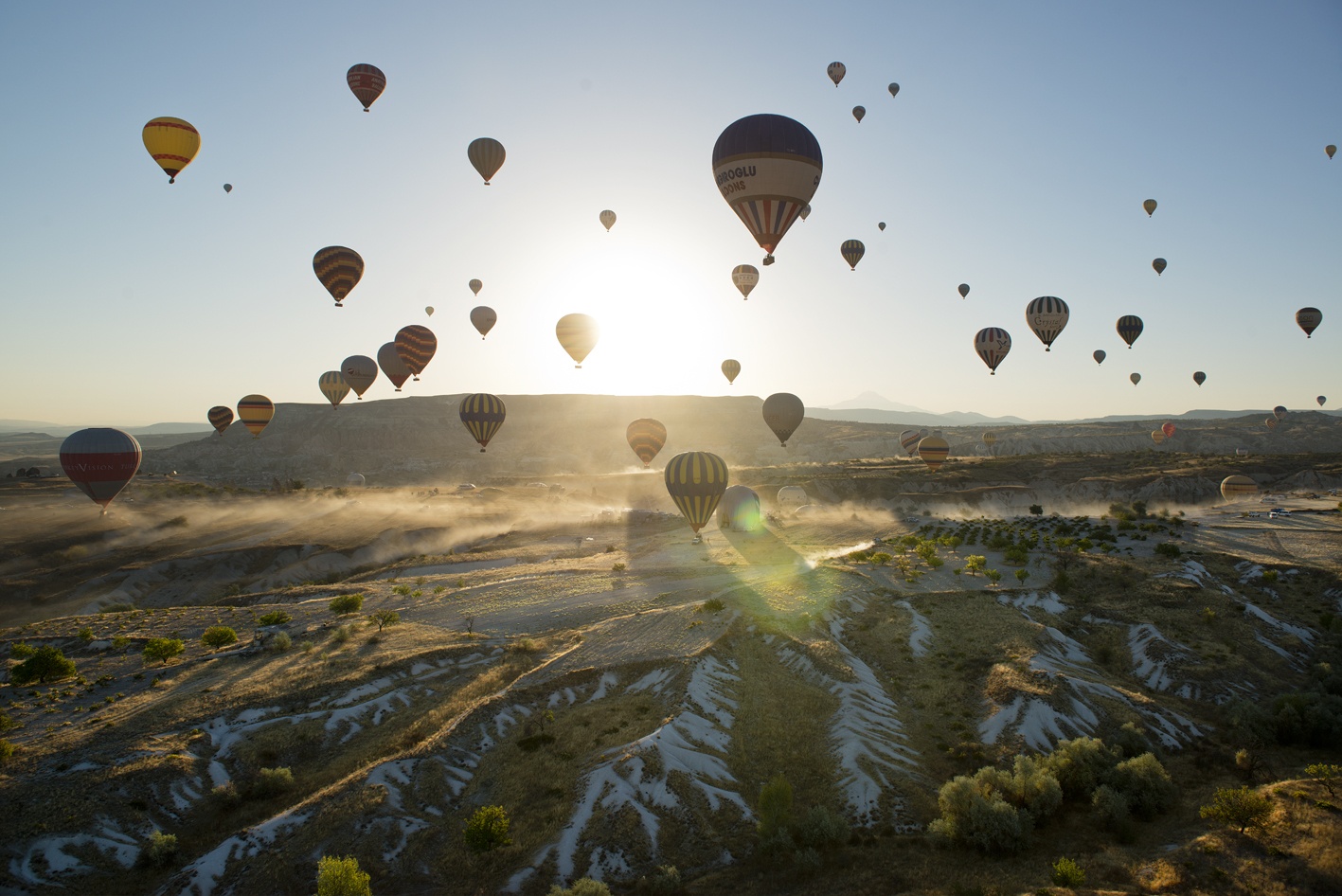 Chiêm ngưỡng khung cảnh siêu thực ở Cappadocia, Thổ Nhĩ Kỳ: Vùng đất xinh đẹp này có các tháp đá kỳ lạ được ví như “ống khói tiên”. Khi những tia sáng đầu tiên chiếu xuống, khung cảnh như trên mặt trăng dần lộ ra trên nền trời rực rỡ. Đừng bỏ lỡ cơ hội chiêm ngưỡng Cappadocia từ khinh khí cầu.