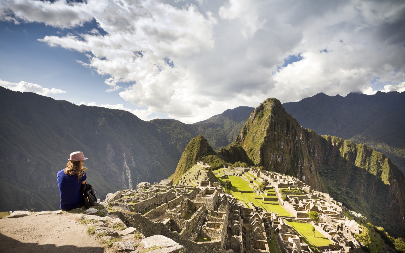 Leo lên Machu Picchu, Peru: Du khách nên thức dậy từ sáng sớm, đi qua con đường dẫn tới Machu Picchu trước khi một lượng lớn du khách đổ về đây. Khi lên đỉnh núi, bạn có thể ngắm nhìn ánh nắng chiếu trên khu di tích cổ đại nổi bật trên nền thung lũng sâu và ngọn Salcantay phía xa.