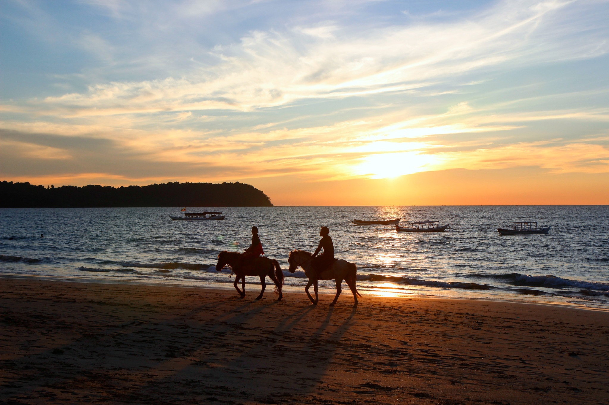 Bãi biển Ngapali: Là bãi biển nổi tiếng nhất Myanmar, Ngapali thuộc vịnh Bengal, cách Yangon 45 phút đi máy bay. Với bãi cát trắng trải dài, làn nước xanh biếc và rặng dừa lãng mạn, Ngapali nhanh chóng được coi là một trong những bãi biển đẹp trên thế giới, thu hút nhiều khách du lịch. Ảnh: Augustsociety.