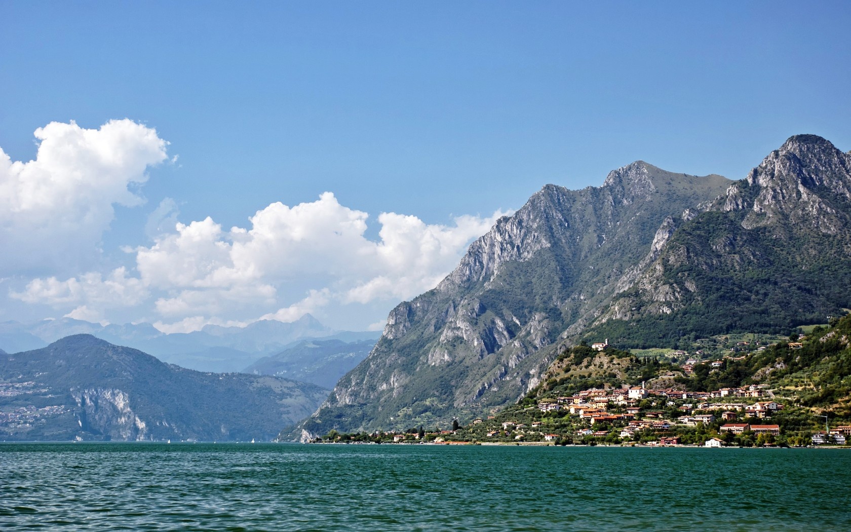 Khám phá hồ Garda, Italy: Garda là hồ nước lớn nhất Italy, có vai trò như cầu nối dãy Alps với phần còn lại của quốc gia xinh đẹp này. Bờ bắc có các ngôi làng cổ kính nhìn ra vùng hồ trải rộng. Một trong những nơi nghỉ chân đẹp nhất ở đây là Sirmione, với những tường lâu đài đã hàng trăm năm tuổi, những con phố hẹp dẫn ra mép nước. Du khách có thể trèo lên tháp canh để ngắm nhìn mái ngói, làn nước xanh biếc và các sườn núi phía xa.