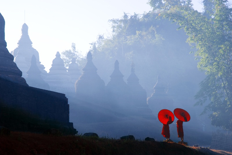 Mrauk U: Đây là một thị trấn khảo cổ quan trọng, với tường thành dày để bảo vệ các đền miếu khỏi gió mạnh. Du khách có thể tới thăm nhiều ngôi đền đá rải rác trong vùng. Để đến được đây, du khách có thể đi thuyền dọc sông Kaladan. Bạn nên mang theo áo mưa do lượng mưa của Mrauk U lên tới 1.200 mm mỗi năm.