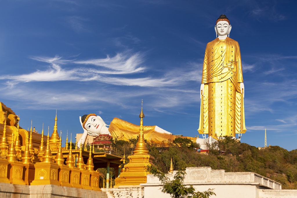 Monywa: Nằm cách Mandalay 136 km về phía tây bắc, Monywa nổi tiếng với hai tượng Phật khổng lồ, hang Poewindaung và chùa Thanboda. Ảnh: Myanmartravel.