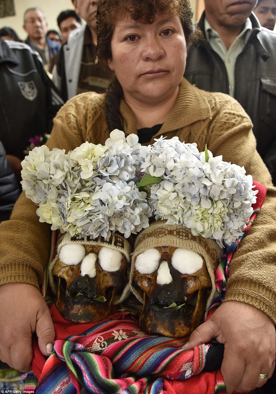 Truyền thống này được cho là khởi nguồn từ trước thời Columbia tìm ra châu Mỹ, khi thổ dân giữ xương sọ như chiến lợi phẩm, biểu tượng của cái chết và sự hồi sinh.