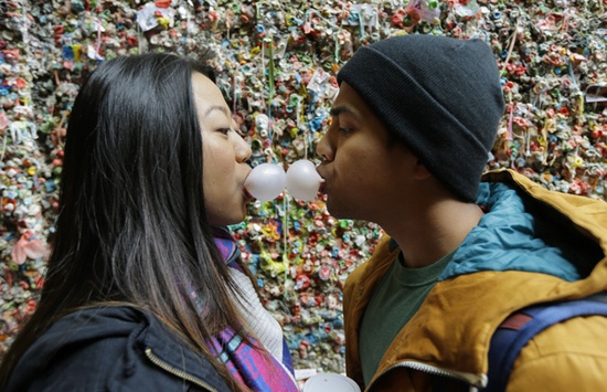 Nhiều cặp đôi tới Gum Wall của Seattle thể hiện tình yêu theo cách riêng.