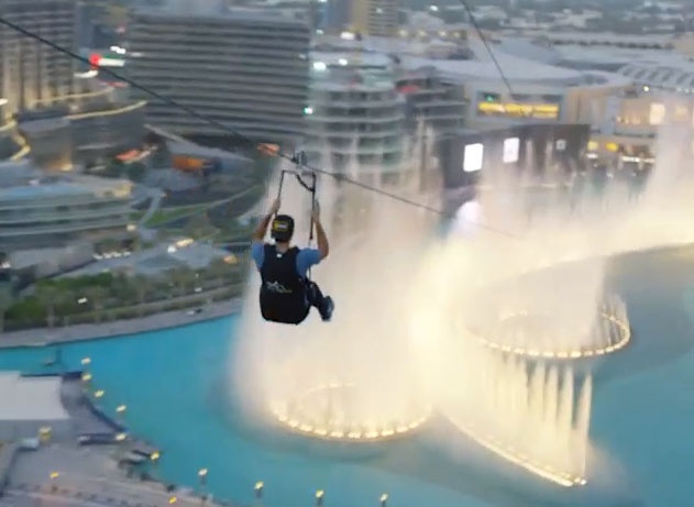 Đường trượt cáp này đi qua phía trên đài phun nước nổi tiếng của Dubai. Ảnh: Arabianbusiness.