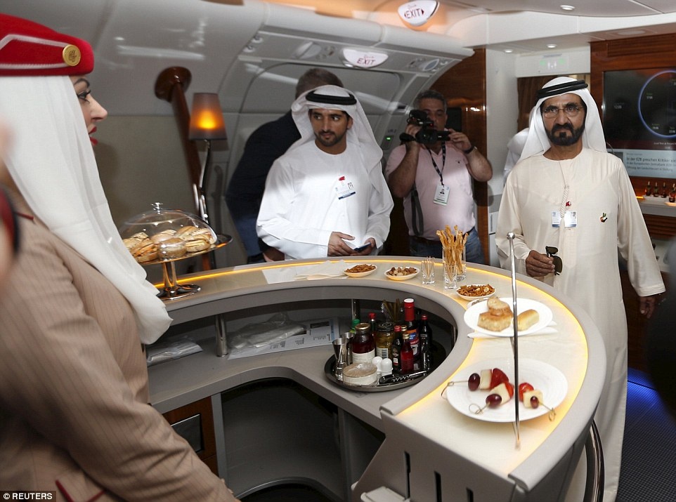 Khoang thương gia của Emirates có đủ loại rượu, cocktail, champagne, bia và các đồ uống không cồn.