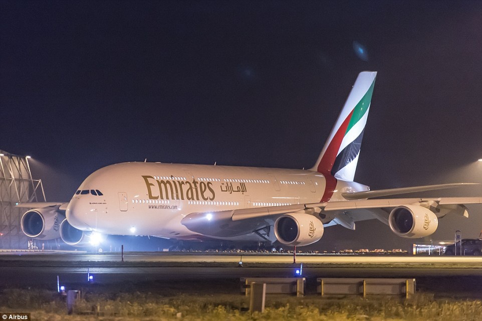 Chiếc A380 mới của Emirates cất cánh chuyến đầu tiên từ nhà máy Airbus ở Hamburg, Đức, tới Dubai vào đầu tháng 11.