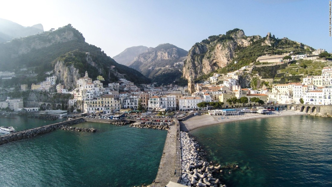 Vịnh Amalfi, Italy: Khung cảnh vịnh Amalfi, một điểm du lịch nổi tiếng của Italy, hiện ra tuyệt đẹp.