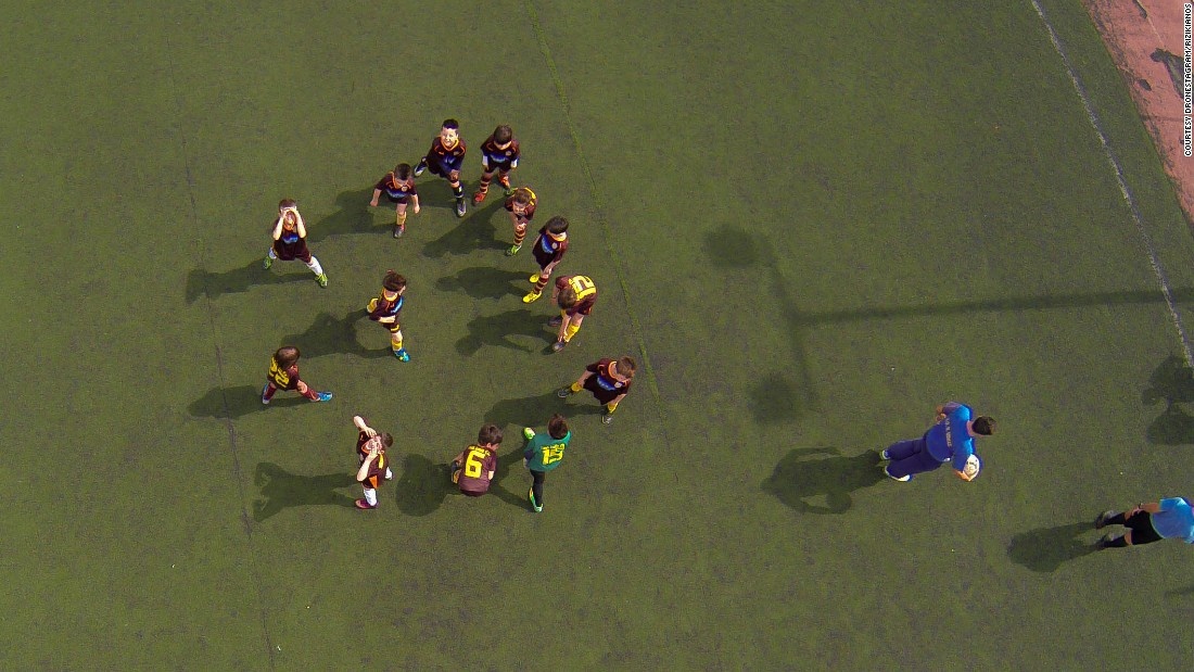 Athens, Hy Lạp: Một nhóm bé trai đang chơi bóng đá thì nhìn thấy chiếc flycam bay phía trên.