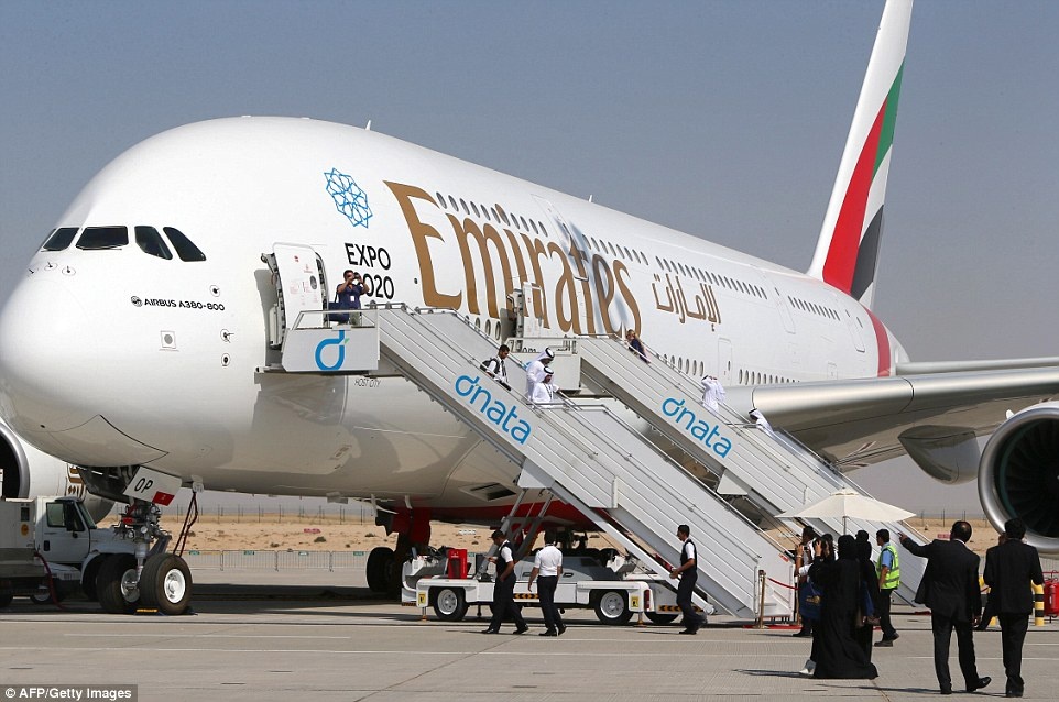 Chiếc A380 loại mới đầu tiên của Emirates đã được chuyển tới Triển lãm Hàng không Dubai tuần này, và sẽ được sử dụng trong tuyến Dubai - Copenhagen.