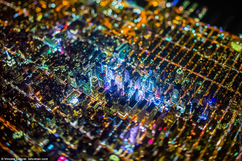 Ánh sáng rực rỡ của quảng trường Thời Đại giữa Manhattan, New York, Mỹ, khiến người xem choáng ngợp.