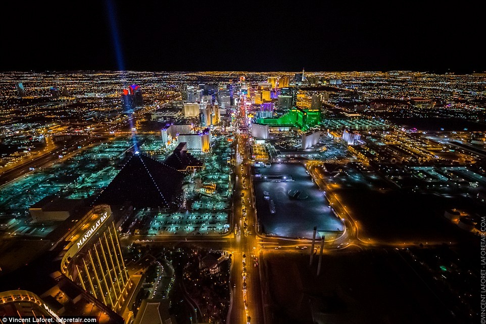 Ánh đèn neon của các khu nghỉ dưỡng và sòng bạc ở Las Vegas (Mỹ) nổi bật trên nền trời đen thẳm. 