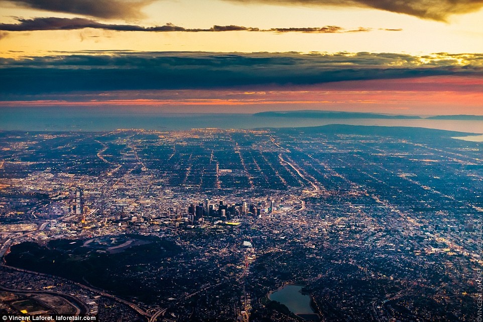 Khi hoàng hôn buông trên Los Angeles, thành phố bừng sáng với nhiều tuyến đường và xa lộ. 