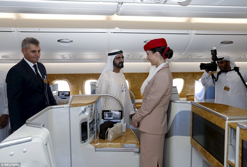 Ông Sheikh Mohammed bin Rashid al-Maktoum, phó tổng giám đốc của hãng Emirates, chào một tiếp viên hàng không trong lúc tham quan chiếc A380.