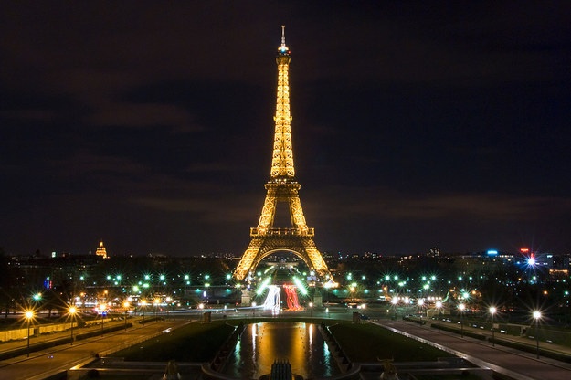 Và chỉ cần nhìn thấy tháp Eiffel là bạn sẽ có thể tin vào tình yêu.