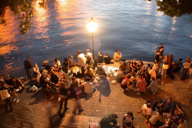 Tới Paris, bạn sẽ có những buổi tối tuyệt diệu cùng gia đình và bạn bè.