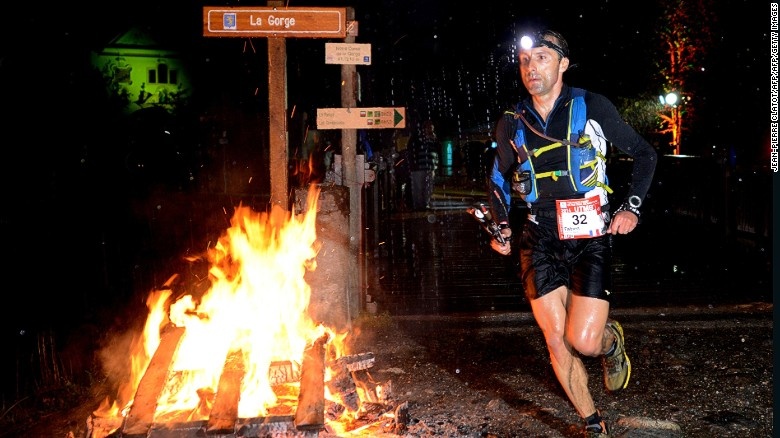 Chạy xuyên đêm, các thí sinh sẽ phải định hướng trong bóng tối qua 7 thung lũng, 71 sông băng và 400 đỉnh núi ở độ cao 9.400 m so với mực nước biển.