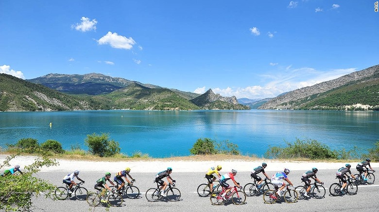 Năm ngoái, hơn 15.000 thí sinh tham dự đã đạp qua 142 km, lên độ cao 4.000 m so với mực nước biển. 