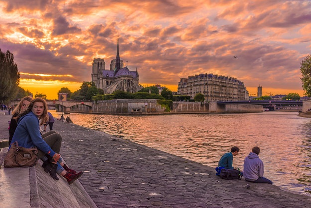 Dòng sông Seine thơ mộng là nơi tuyệt vời để du khách nghỉ chân trong một ngày lang thang ở Paris.
