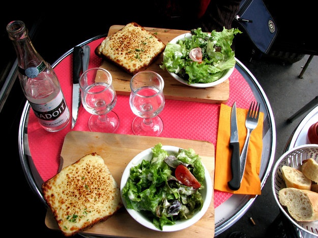 Đừng bỏ lỡ cơ hộ thử bánh mì Paris khi tới thành phố tình yêu này.