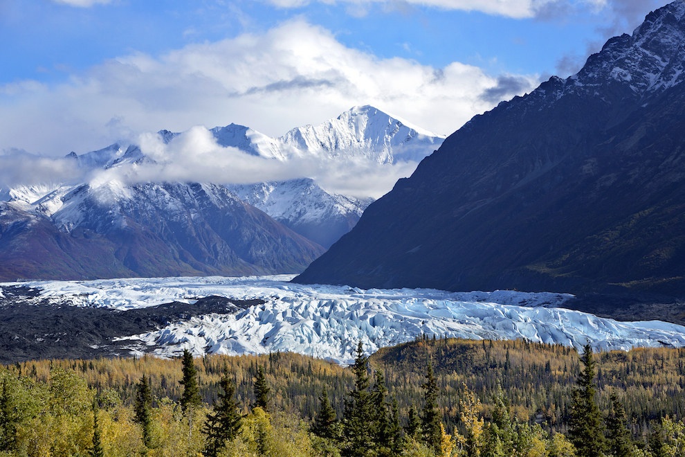 Dãy núi Chugach và dòng sông băng Mendenhall Glacier mang đến cho thiên nhiên Alaska, Mỹ một khung cảnh đẹp như tranh vẽ.