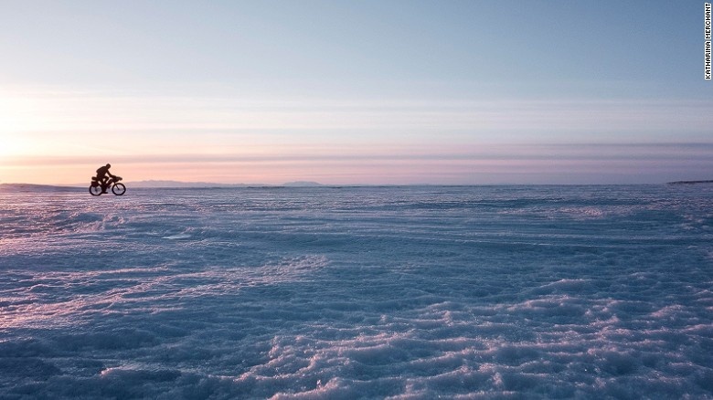 Thí sinh có thể chọn hoàn tất quãng đường 563 km bằng cách chạy bộ, trượt tuyết hoặc đi xe máy. Ngoài ra, bạn có thể đăng ký tuyến đường 1.609 km tới Nome.