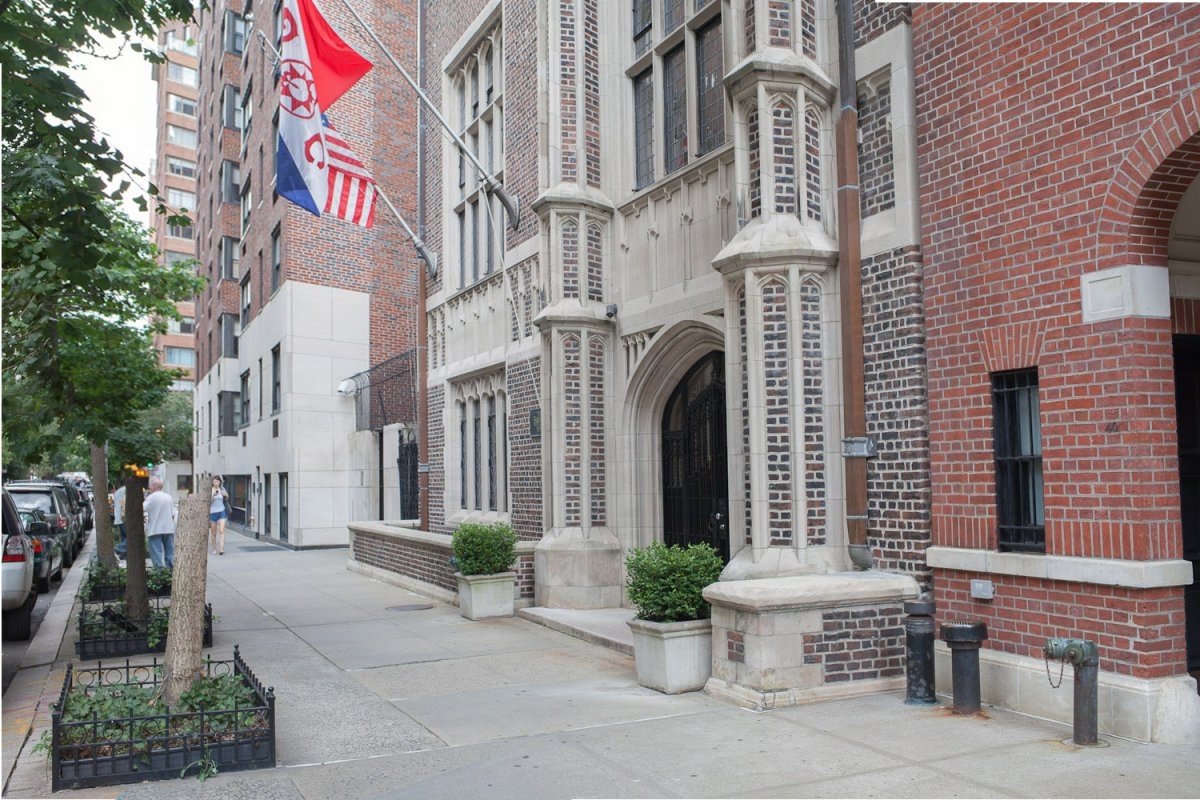 Câu lạc bộ The Explorers nằm ở phố 70, Manhattan, gần công viên trung tâm của New York, Mỹ.  Mặt tiền theo phong cách Jacobean giúp du khách dễ nhận ra tòa nhà này.