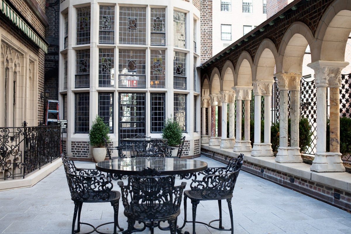 Phần hiên bên ngoài phòng tổ chức sự kiện chính có thiết kế mở tuyệt đẹp. Hàng lan can này được nhập từ một tu viện thế kỷ 15 của Pháp ở rặng Pyrenees.