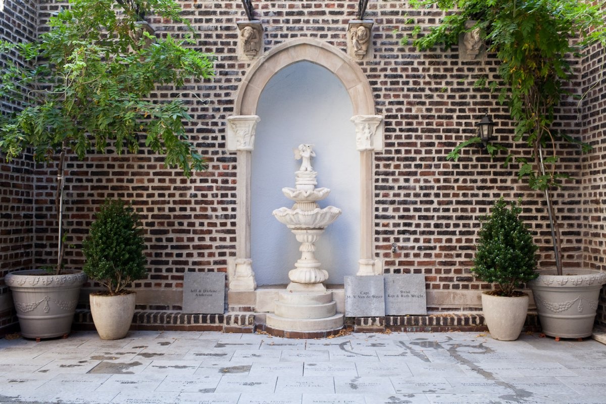 Độ tuổi trung bình của hơn 3.000 thành viên là 65. Không phải tất cả đều là nhà khoa học, leo núi hay phi hành gia, nhiều thành viên chỉ đơn giản là những người mê du lịch giàu có.