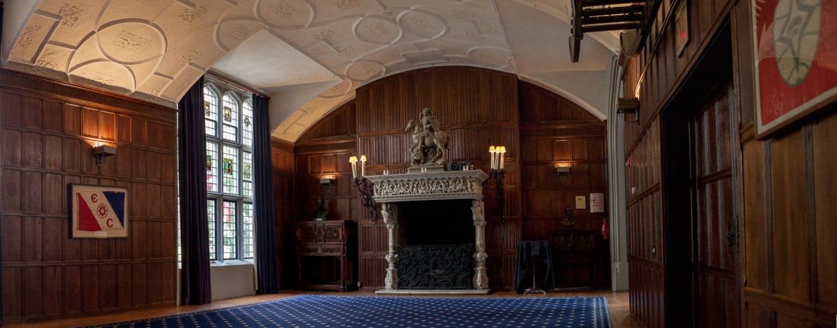 Phòng Clark là phòng họp chính của câu lạc bộ. Để được chấp nhận vào The Explorers, bạn phải có các công trình nghiên cứu khoa học hoặc được một thành viên giới thiệu.