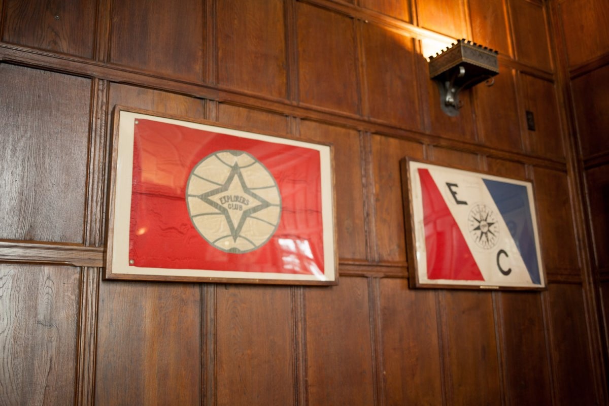 Những lá cờ này rất quan trọng trong truyền thống của câu lạc bộ. Các thành viên sẽ đem theo cờ trong chuyến đi, sau khi đã đăng ký mục tiêu và đích đến. Lá cờ bên trái là bản nháp đầu tiên, bên phải là bản nháp thứ 2, được Roy Chapman Andrews (nguyên mẫu của Indiana Jones) đem theo trong chuyến đi ngang sa mạc Gobi năm 1925.