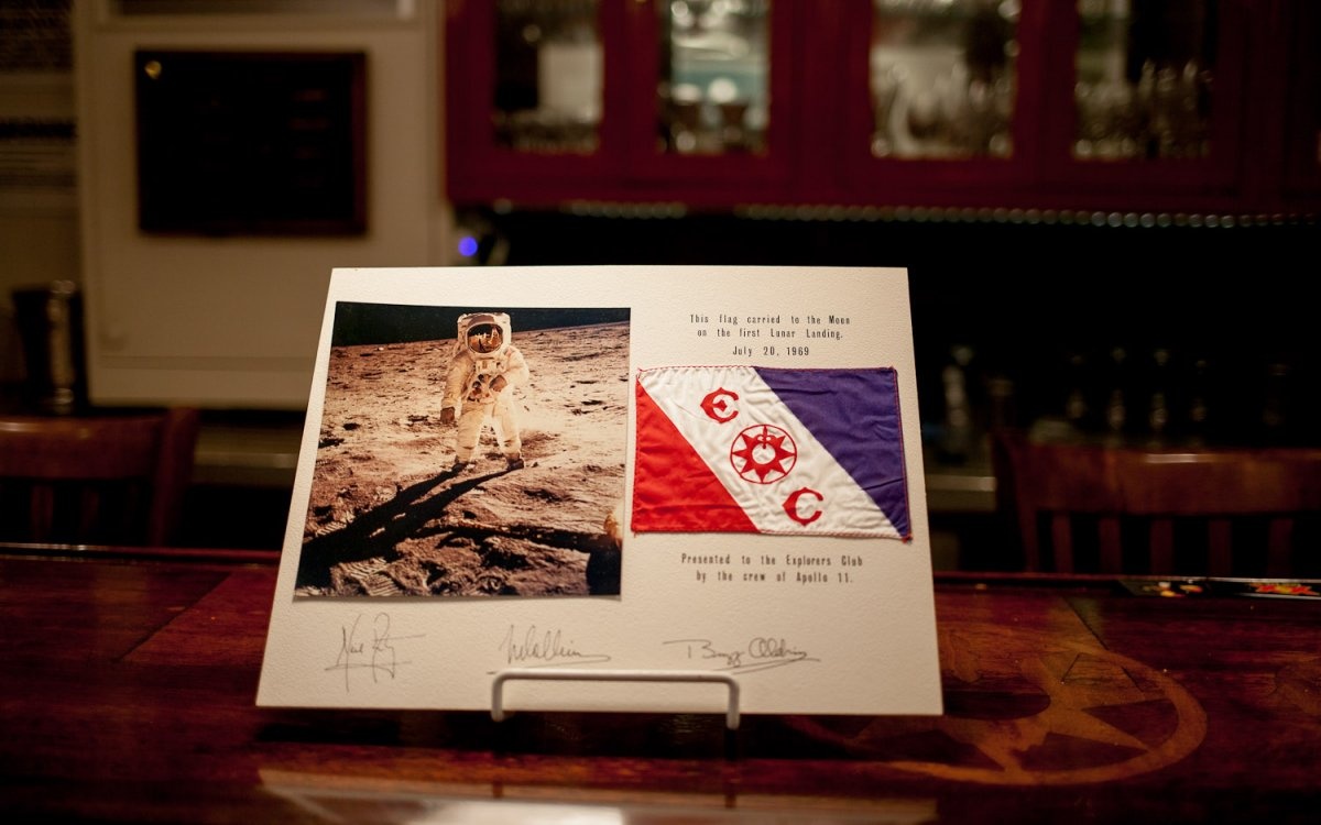 Các nhà thám hiểm trên thế giới đã đem theo lá cờ này lên đỉnh Everest, Bắc Cực, Nam Cực và thậm chí là mặt trăng. The Explorers có mối quan hệ thân thiết với NASA. Neil Armstrong và Buzz Aldrin đã đem theo cờ cỡ nhỏ của câu lạc bộ lên mặt trăng. Lá cờ cũng xuất hiện trong nhiều nhiệm vụ của Apollo.