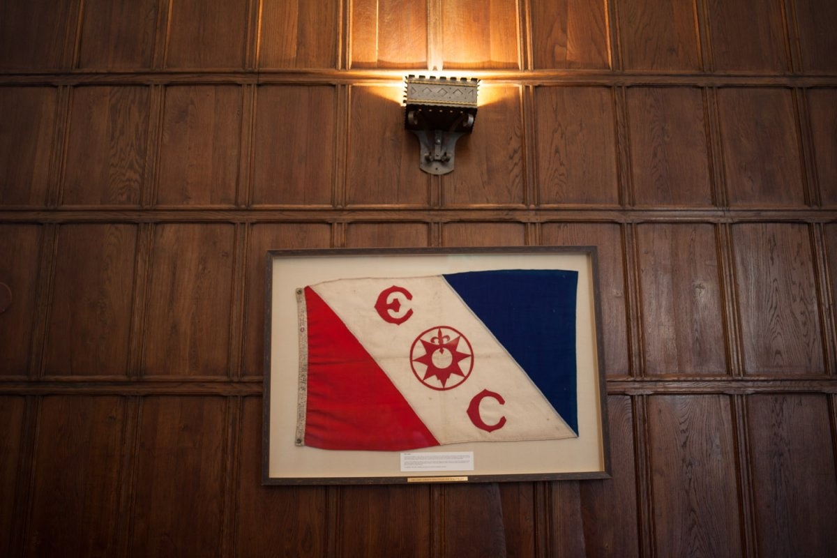 Lá cờ này đã trải qua 19 chuyến thám hiểm, tới điểm cao nhất của thế giới (Everest) và điểm thấp nhất (Challenger Deep).