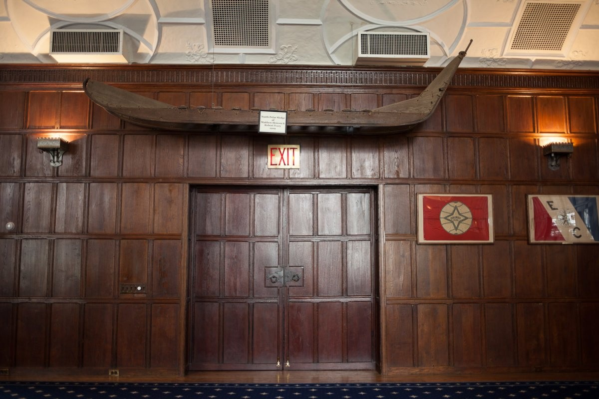 Các di vật của những chuyến thám hiểm trong quá khứ được bày thắp tòa nhà của câu lạc bộ. Robert Peary và Matthew Henson đã kéo xe trượt khổng lồ này trong chuyến thám hiểm Bắc Cực.