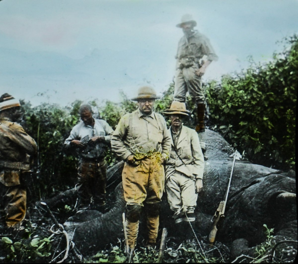 Kho lưu trữ của câu lạc bộ có một lượng lớn ảnh chụp các chuyến thám hiểm. Trong ảnh, cố Tổng thống Teddy Roosevelt và con trai ông, Kermit (cũng là thành viên câu lạc bộ), đang tham gia một chuyến đi săn ở châu Phi. Hiện nay, câu lạc bộ có xu hướng chuyển sang ủng hộ các hoạt động vì môi trường hoặc bảo tồn động vật.