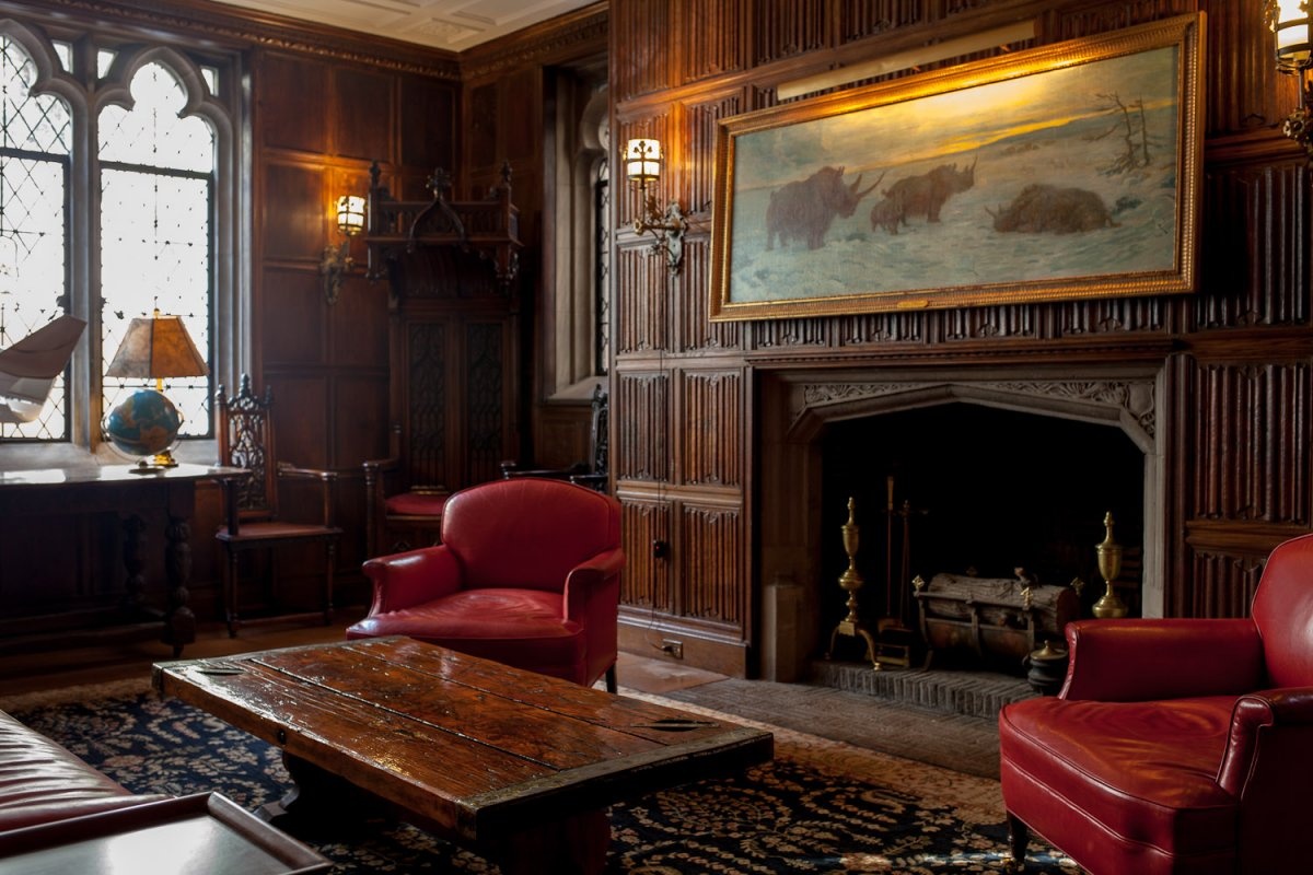 Phòng khách phía trước được trang trí với đồ nội thất châu Âu từ thế kỷ 15-16. Chiếc bàn trà này được làm từ ván gỗ trên tàu khảo sát và nghiên cứu USC&GS Explorer, một trong số ít những con tàu còn lại sau trận Trân Châu Cảng năm 1941.