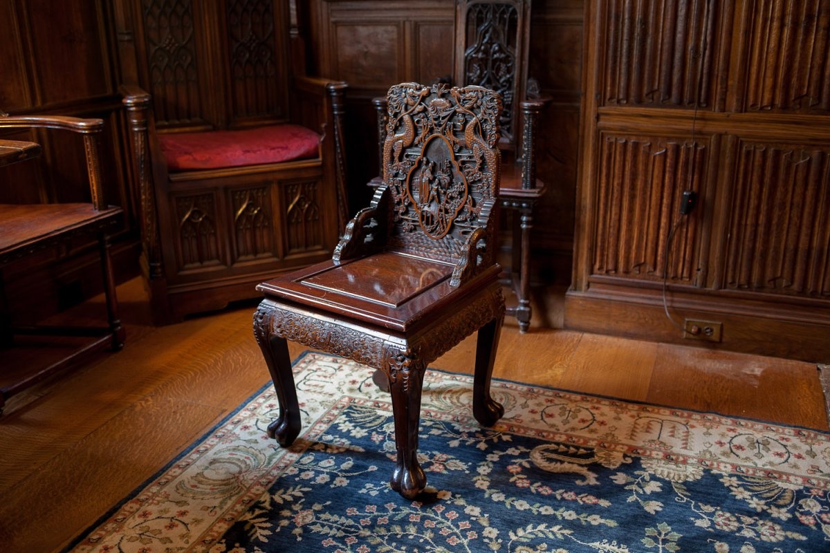 Chiếc ghế này thuộc về hoàng hậu Hiếu Khác Mẫn (vợ Hoàng đế Phổ Nghi), hoàng hậu cuối cùng của chế độ phong kiến ở Trung Quốc.