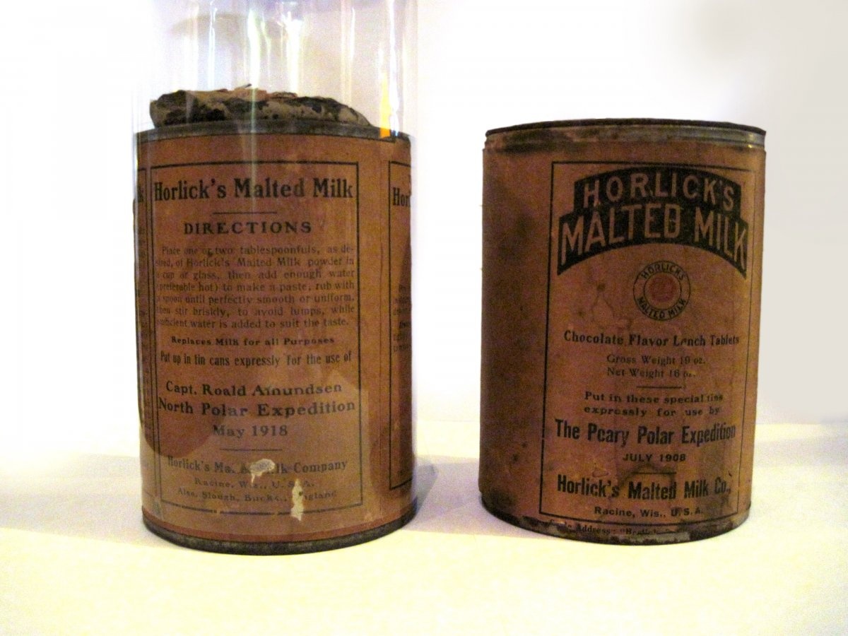 Câu lạc bộ lưu giữ nhiều hiện vật từ chuyến thám hiểm tới Bắc Cực năm 1909 của Robert Peary, trong đó có đôi găng tay hở ngón làm từ da hải cẩu của Matthew Henson, thuyền phó của Peary và cũng là người Mỹ gốc Phi đầu tiên được gia nhập The Explorers vào năm 1937. Đây là sữa đóng chai được sử dụng trong chuyến đi.