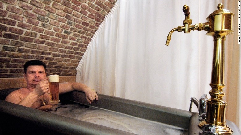 Chodovar (Chodova, Cộng hòa Czech): Tới đây, du khách sẽ được tắm trong bia trộn khoáng chất, giúp thư giãn, cải thiện làn da. Đừng bỏ lỡ cơ hội thưởng thức một cốc bia tươi trong lúc ngâm mình.