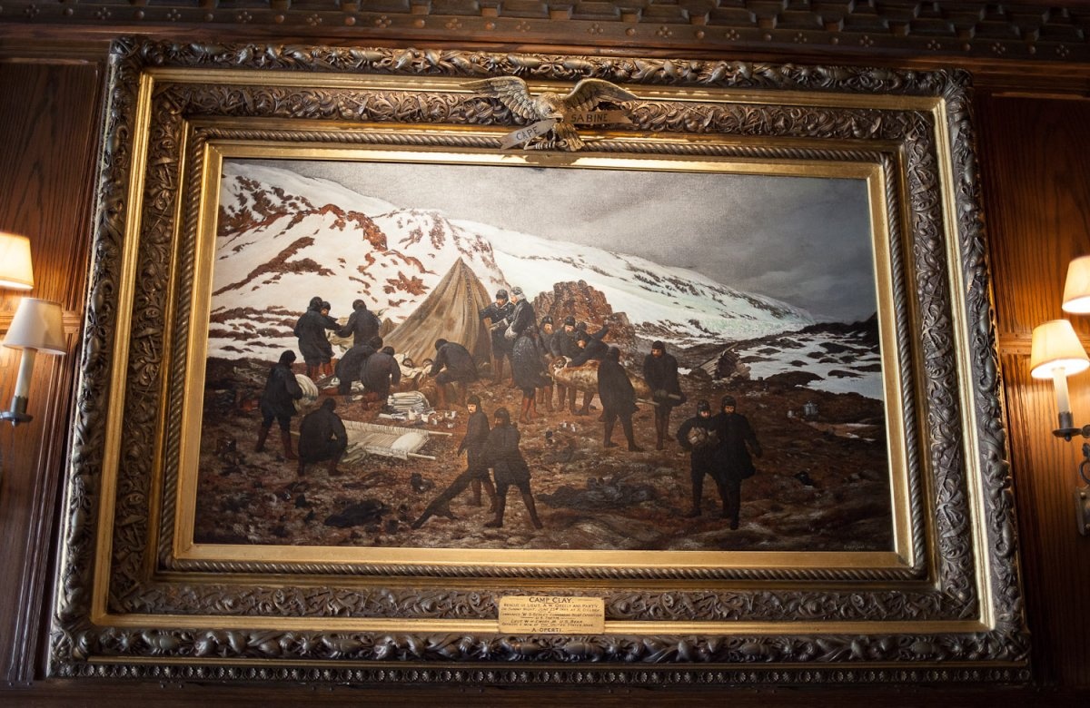 Adolphus W. Greely là chủ tịch đầu tiên của The Explorers. Bức tranh mô tả chuyến đi năm 1881 của Greely tới Bắc Cực, trong đó con thuyền bị mắc kẹt nhiều năm do băng tuyết (18 trong số 24 thành viên của đoàn đã chết trước khi họ được giải cứu vào năm 1884). Nhiều người đồn đại rằng việc một số thành viên buộc phải ăn thịt người chết đã ám ảnh Greely.