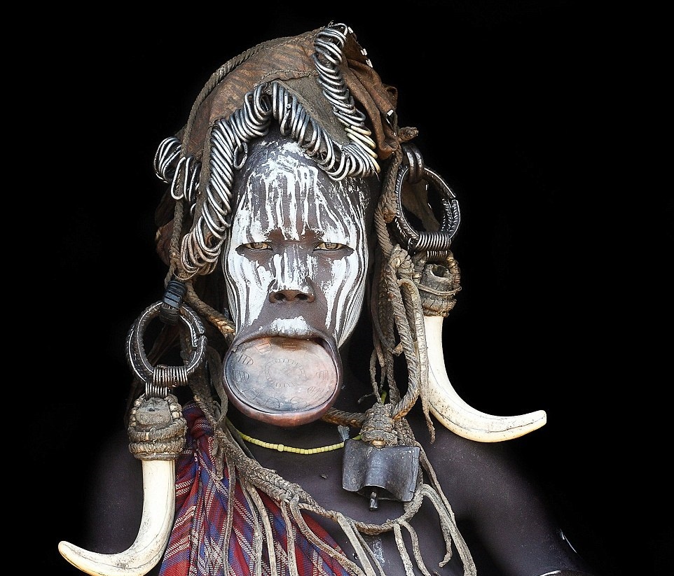 Mario Gerth đã chu du châu Phi trong suốt 7 năm qua, trải nghiệm cuộc sống của các bộ tộc ở Kenya, Namibia và Ethiopia. Trong ảnh là một phụ nữ thuộc bộ tộc Muri của Ethiopia.