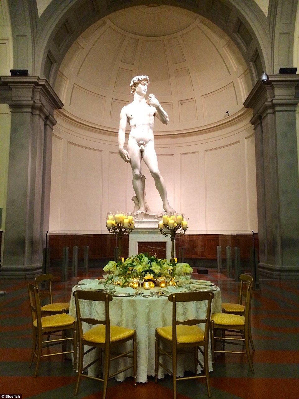 Tượng David của Michelangelo, Florence, Italy: Du khách sẽ được dùng bữa trong ánh nến trước kiệt tác điêu khắc của Michelangelo, trong lúc nghe danh ca Andrea Bocelli biểu diễn.